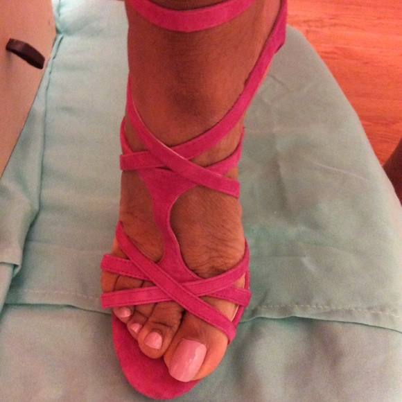 BCBG PINK SUEDE STRAPPY HIGH HEEL SANDALS - Picture 5 of 8
